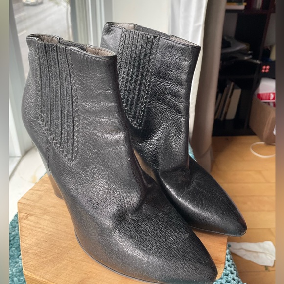I’m selling the this great pair of D&G original boots (real leather) - Picture 2 of 3